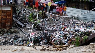 Honduras angustiada por la llegada de Iota. Gente juno al río Bermejo, San Pedro Sula, Honduras