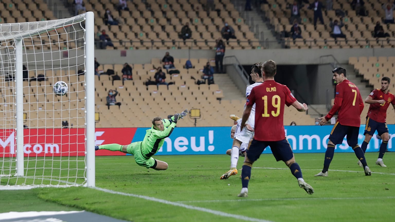Spanischer Treffer beim Nations League Spiel Spanien - Deutschland in Sevilla (17. November 2020)