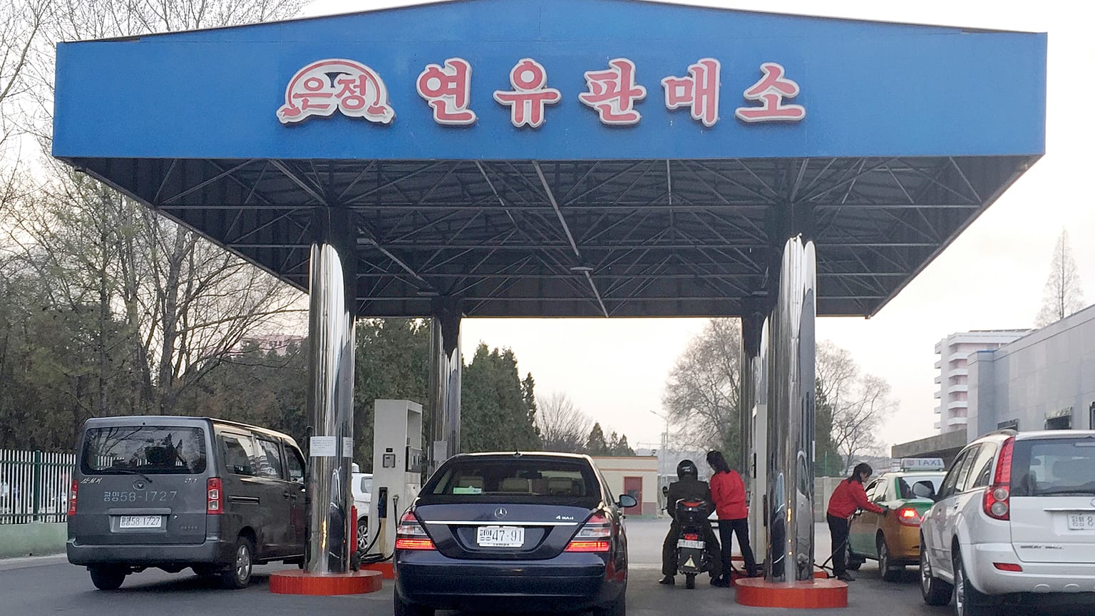 BMGK, 2017'de nükleer programını sürdüren Kuzey Kore'nin rafine petrol ve petrol ürünleri ithalatına yıllık 500 bin varil sınırlaması getirmişti