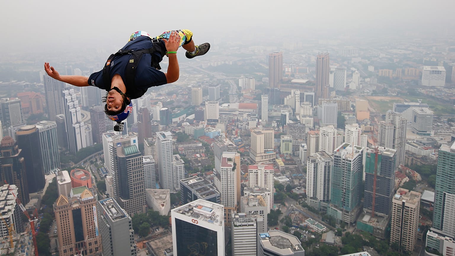 Vincent Reffet durante um salto de "base jumping" em Kuala Lumpur (arquivo)