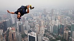 Vincent Reffet durante um salto de "base jumping" em Kuala Lumpur (arquivo)