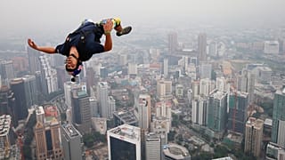 Vincent Reffet durante um salto de "base jumping" em Kuala Lumpur (arquivo)