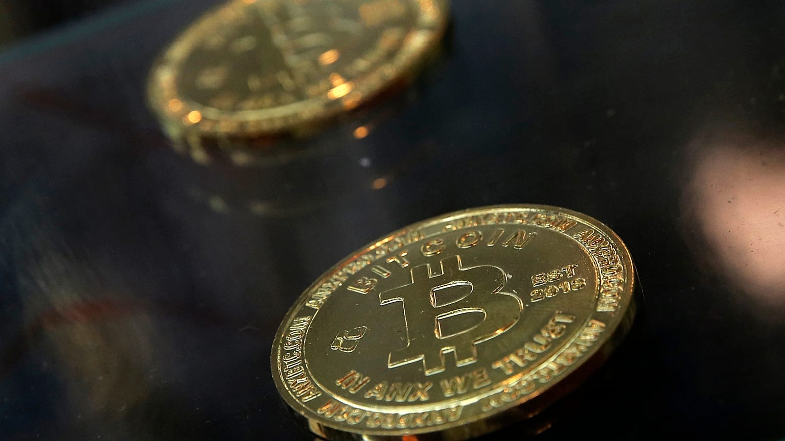 مجسم لعملة بتكوين الافتراضية المشفرة 