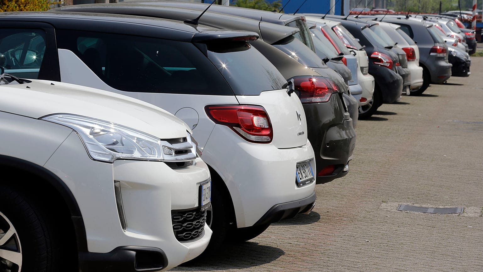 Concessionário automóvel em Milão (arquivo)
