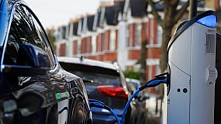 Une voiture électrique au Royaume-Uni