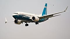 طائرة بوينغ 737 ماكس بإدارة الطيران الفيدرالية أف أي أي. 