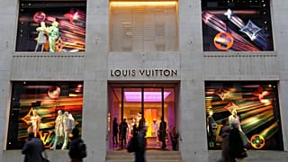 Londoni járókelők tavaly novemberben egy Louis Vuitton-butik előtt 