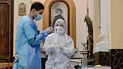 Napoli'deki bir kilisede Covid-19 testi 