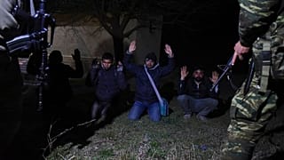 Meriç Nehri üzerinde Yunanistan topraklarında Yunan askerlerinin yakaladığı mülteciler.