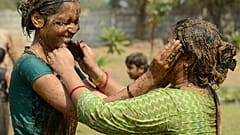 Gübre Festivali Diwali'de Hindularca kutsal sayılan 'inek dışkıları' havada uçuştu