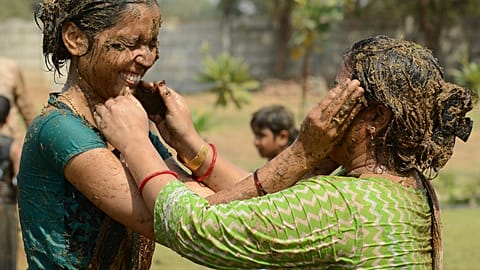 Gübre Festivali Diwali'de Hindularca kutsal sayılan 'inek dışkıları' havada uçuştu