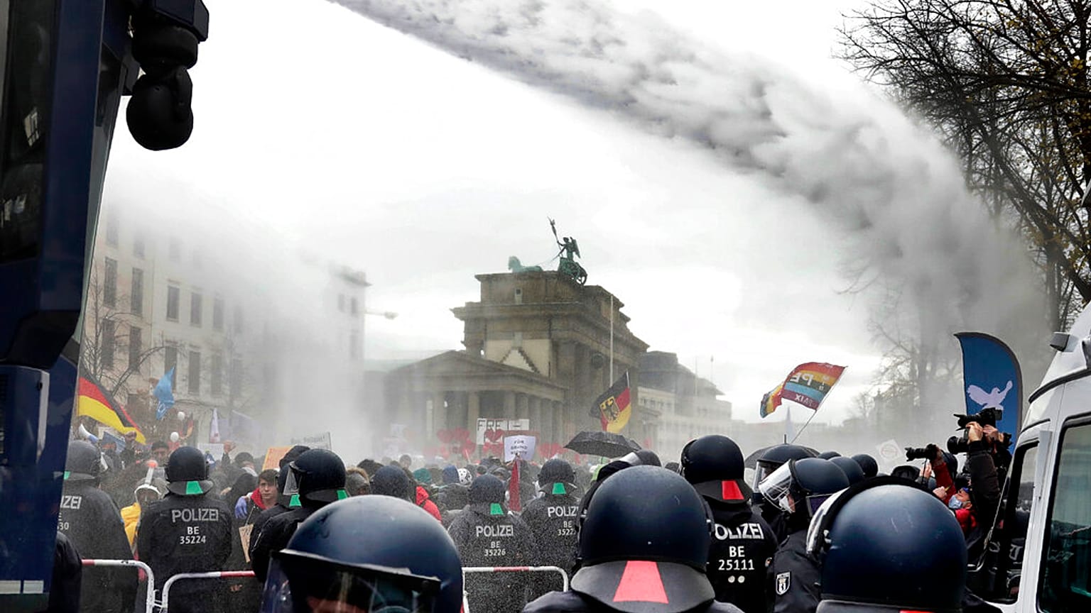 COVID-19: Cien detenidos en Berlín