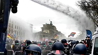 Γερμανία: Υπερψηφίστηκαν τα νέα περιοριστικά μέτρα εν μέσω διαδηλώσεων