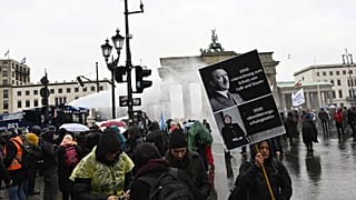 Wasserwerfer gegen Corona-Proteste