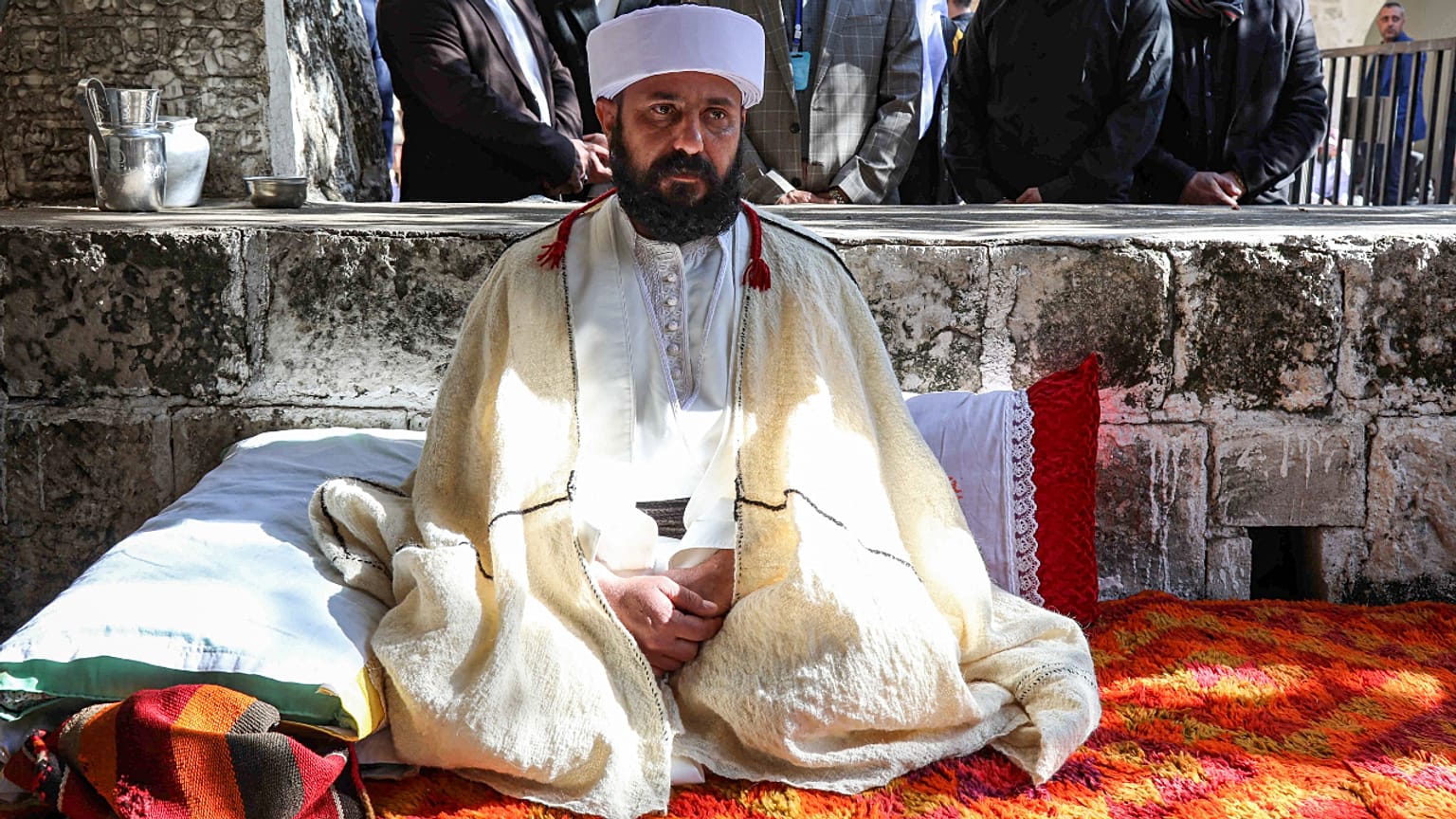الزعيم الروحي الجديد للأيزيديين في العراق على إلياس