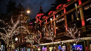 Vitrinas de Natal e ruas vazias em Paris