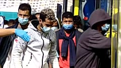 Un grupo de migrantes de Arguineguín sube a un autobús para su traslado a Barranco Seco