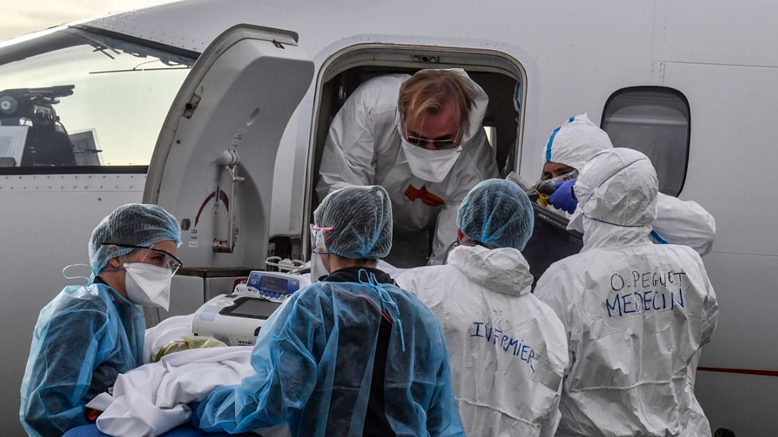 Traslado en avión de enfermos de COVID-19 en Lyon, Francia