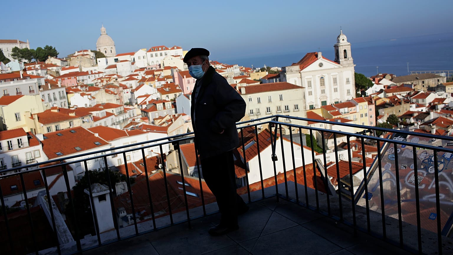 Ein Aussichtspunkt in Lissabon, der einen Blick über den Stadtteil Alfama ermöglicht
