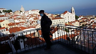 Ein Aussichtspunkt in Lissabon, der einen Blick über den Stadtteil Alfama ermöglicht