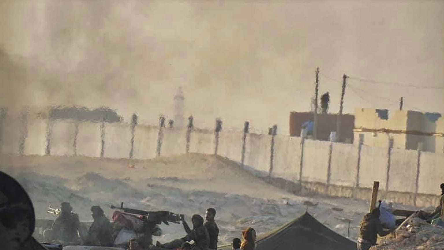 صفحة الجيش الملكي المغربي على فيسبوك، تظهر النيران في الخيام التي تستخدمها جبهة البوليساريو بالقرب من الحدود ال��وريتانية في كركرات الواقعة في الصحراء الغربية