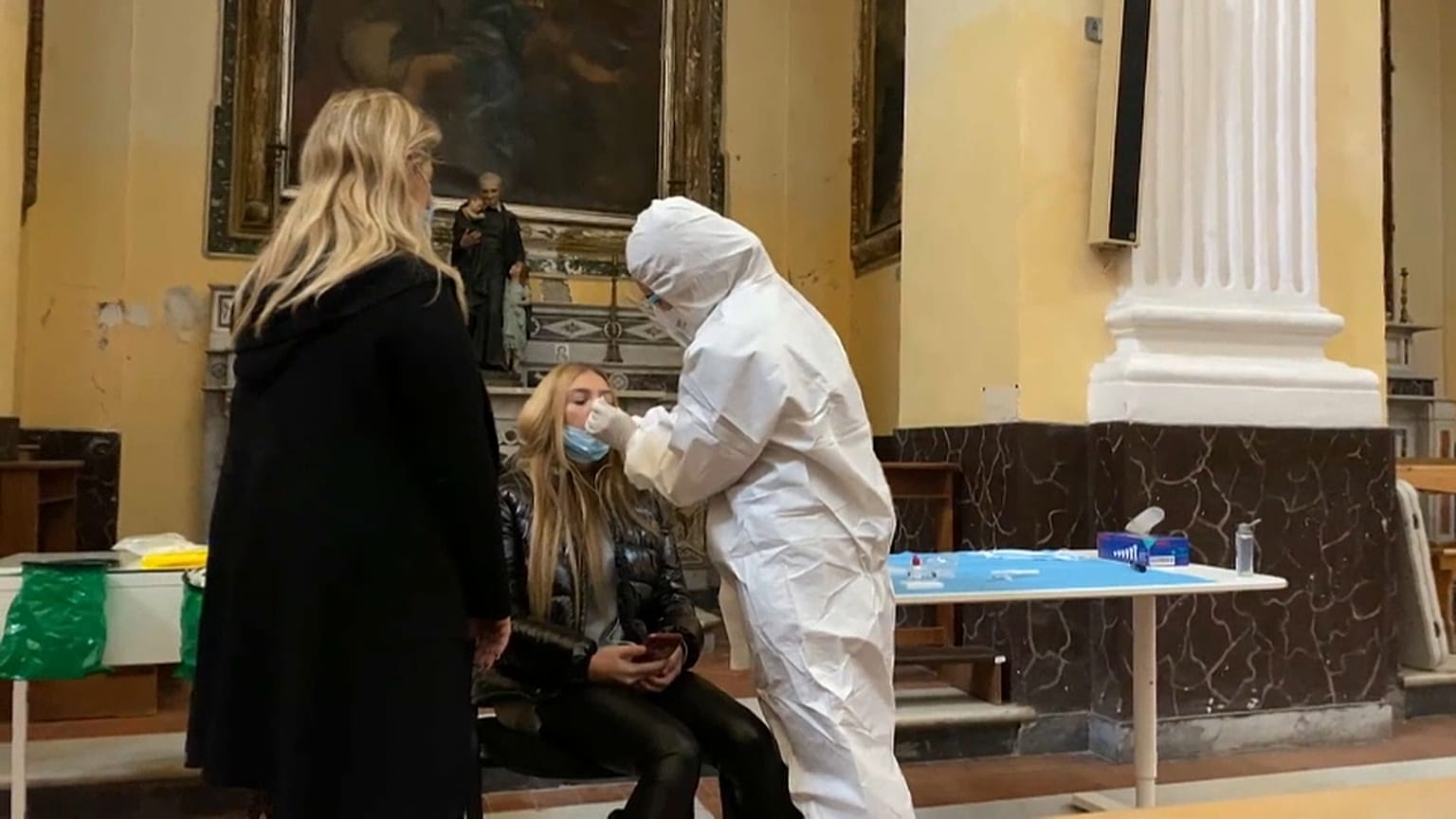 "Tests Covid-19 suspendus" : quand la solidarité vient renforcer le système de santé en Italie