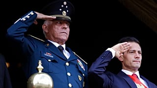 El general Salvador Cienfuegos y el presidente Enrique Peña Nieto presiden el desfile militar del Día de la Independencia, Ciudad de México, 16/9/2016