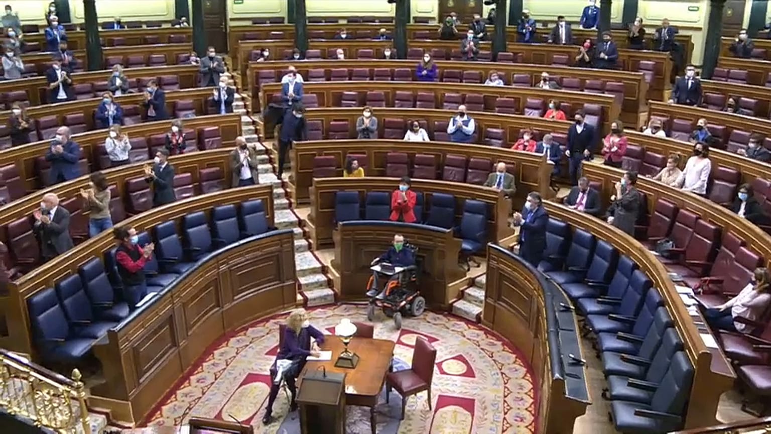 Diputados aplauden tras la aprobación de la reforma educativa presentada por el Gobierno