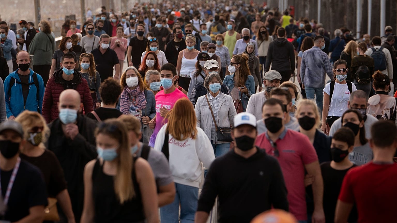 Gente por el paseo marítimo de Barcelona, España, 8/11/2020