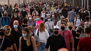 Gente por el paseo marítimo de Barcelona, España, 8/11/2020