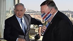 ABD Dışişleri Bakanı Mike Pompeo (sağda) ve İsrail Başbakanı Binyamin Netanyahu (solda) ile Batı Kudüs'teki Başbakanlık ofisinde bir araya geldi