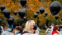 A járvány áldozatait szimbolizáló fekete léggömbök egy romániai demonstráción