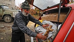 Ein armenischer Dorfbewohner in Bergkarabach belädt sein Auto