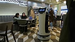 O BellaBot transporta vários tabuleiros em simultâneo
