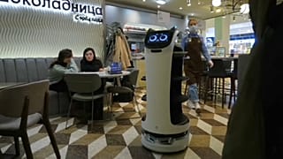 O BellaBot transporta vários tabuleiros em simultâneo