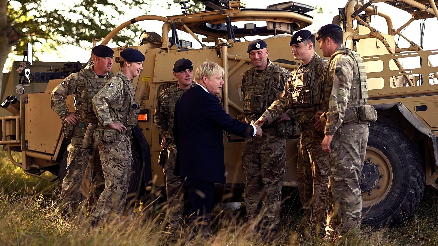 Archivaufnahme: Johnson mit Armeeangehörigen