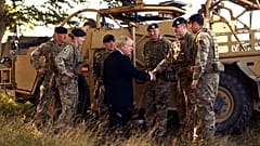 Archivaufnahme: Johnson mit Armeeangehörigen