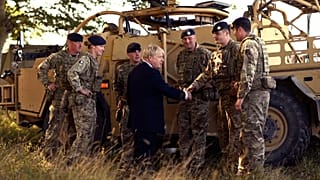 Archivaufnahme: Johnson mit Armeeangehörigen