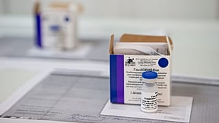 Образец российской вакцины "Спутник V" 