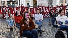 Участники демонстрации школьников и студентов в Риме 17 ноября 2020