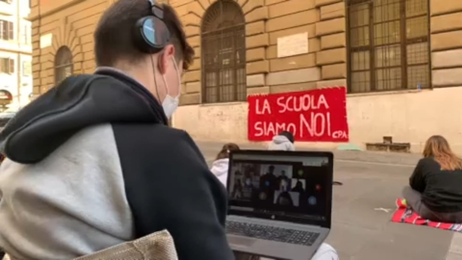 Iskolájuk előtt, az utcán tanulva tünetenek a diákok Olaszországban