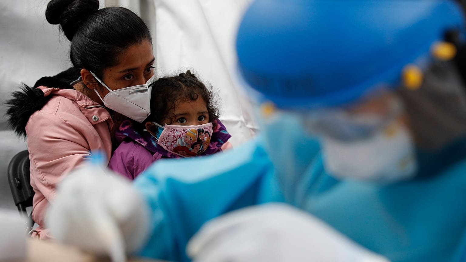 Una madre y su hija se someten al test rápido del coronavirus en uno de los módulos sanitarios instalados en Ciudad de México
