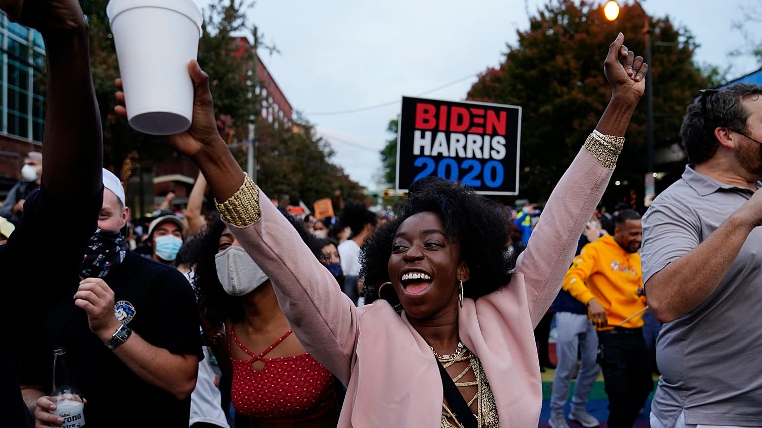 ABD'nin Georgia eyaletinde Biden'ın zaferini kutlayan bir seçmen