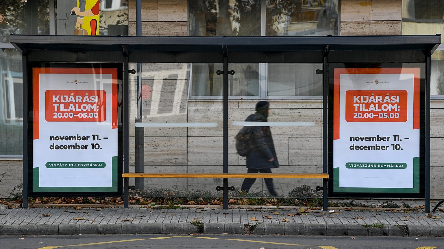 A kijárási tilalomról tájékoztató plakát egy debreceni buszmegállóban 2020. november 19-én. 