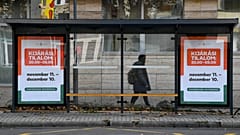 A kijárási tilalomról tájékoztató plakát egy debreceni buszmegállóban 2020. november 19-én. 