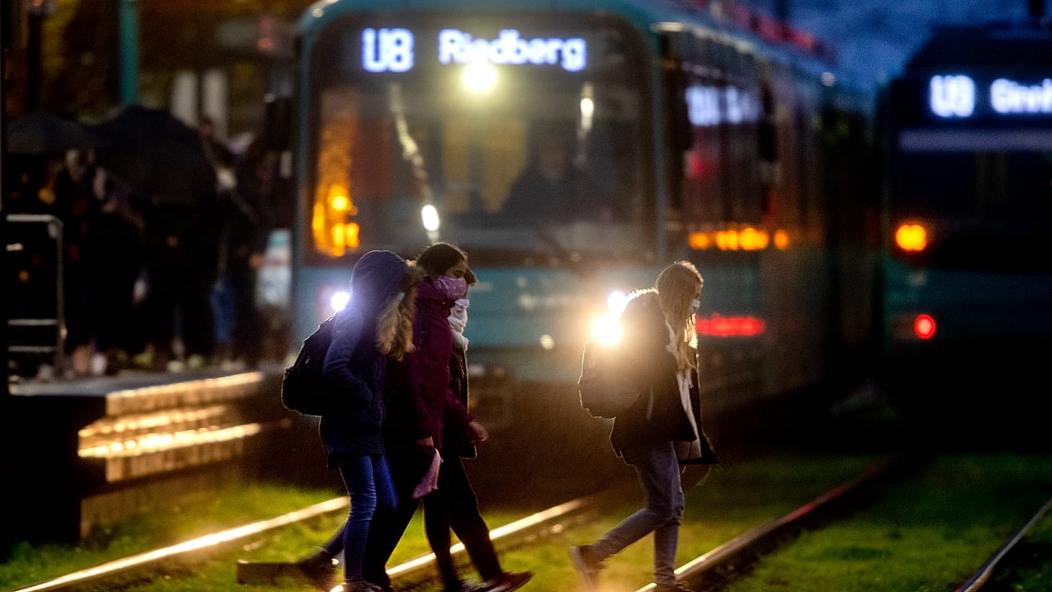Fußgänger überqueren Straßenbahnschienen in Frankfurt/Main, 19.11.2020