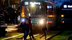 Fußgänger überqueren Straßenbahnschienen in Frankfurt/Main, 19.11.2020
