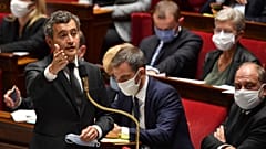 وزير الداخلية الفرنسي جيرالد دارمانين خلال جلسة الأسئلة للحكومة في الجمعية الوطنية في باريس.