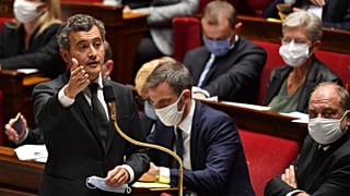 وزير الداخلية الفرنسي جيرالد دارمانين خلال جلسة الأسئلة للحكومة في الجمعية الوطنية في باريس.