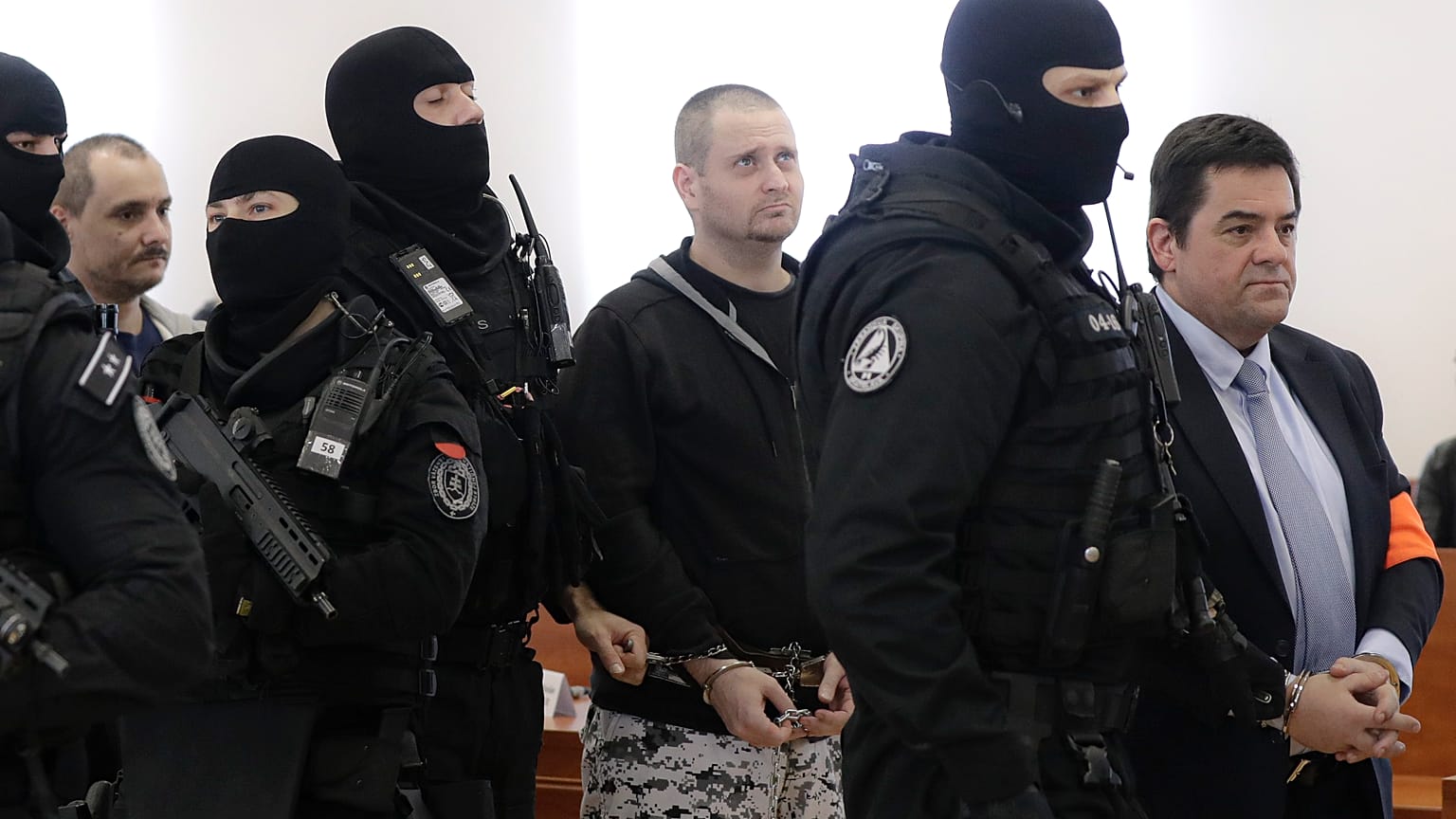 Jan Kuciak oknyomozó újságíró feltételezett gyilkosai a szlovákiai bíróság előtt